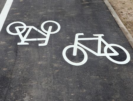 «О ком подумали? Только о велосипедистах!» Чем рижанам мешает будущая велодорожка