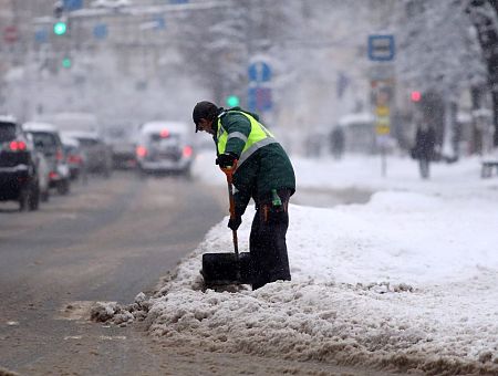 Раздайте людям лопаты: раз дума не способна, рижане сами убирают тротуары
