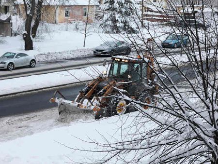 Ригу заметает. Транспорт опаздывает. 112 единиц техники разгребают улицы