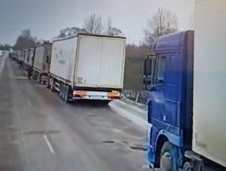 Закрытая граница разозлила перевозчиков: готовы блокировать дороги в Литве