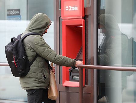 Ваш ребенок теперь «мул»! Как мошенники втягивают молодежь в неприятности