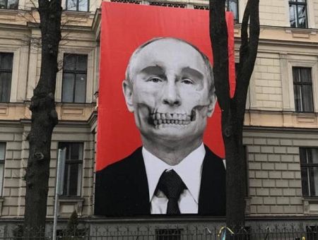 Собирают подписи что бы отключить свет посольству России в Риге