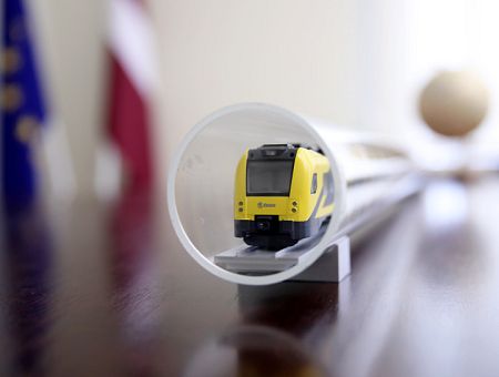 А зато и в мороз едут! Люди в шоке от замёрзших латвийских поездов