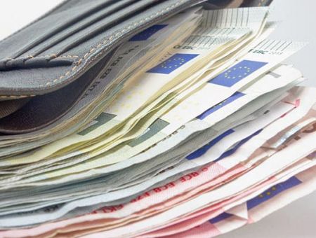 Мертвого мужа деньги. Верховный суд вернул дело о хищении 16 000 евро покойника