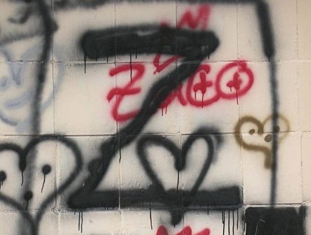 Рисовали запрещенные символы: в Даугавпилсе двух мужчин будут судить за буквы «Z», «V» Рисовали запрещенные символы: в Даугавпилсе двух мужчин будут судить за буквы «Z», «V»