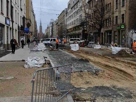 Коварная яма и «жадная» дума: рижанка почти год не может добиться компенсации за травму