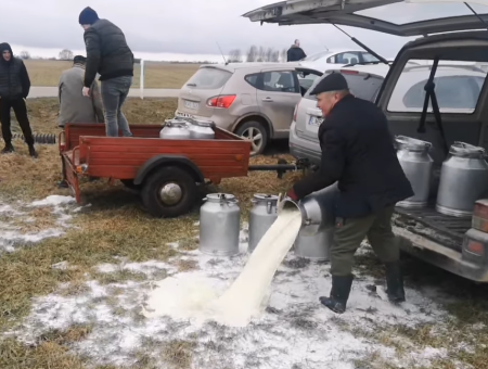 Крупнейший производитель молока в Латвии отозвал продукцию из-за инфекции