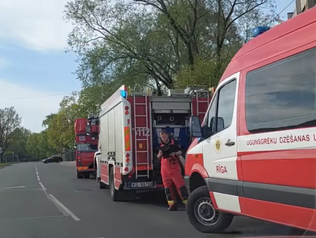 Спаслись из огня. Отец с сыновьями почти голые выпрыгнули из окна горящего дома