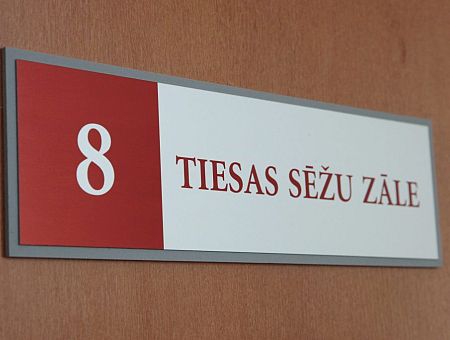 Суд начал рассматривать уголовное дело против матери в связи с гибелью ребёнка в Резекненском крае