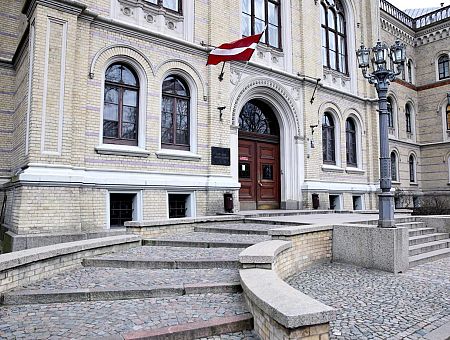 Почему отличница вынуждена конкурировать с амбалом: пост абитуриентки о льготах после армии расколол латвийцев