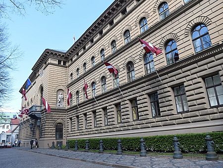 Чемодан, вокзал, далее везде: инициатива о выдворении нелояльных лиц из Латвии дошла до Сейма