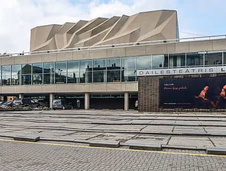«Абсолютно глупое мероприятие»: зрители спорят о борьбе театра Dailes со смартфонами