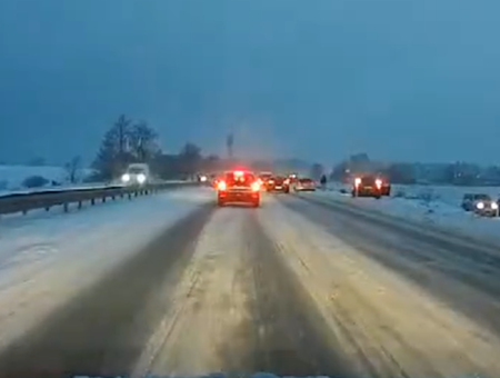 В -25° на обочине: работник неотложки не бросил семью в беде