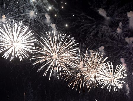 Да или нет? Ратниекс запустил опрос о запрете салюта в Новый год по московскому времени