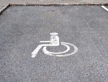 Технический сбой или разгильдяйство? Инвалида оштрафовали за… парковку на стоянке для инвалидов