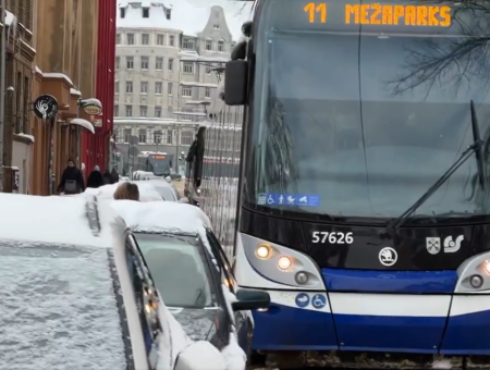 Снежный коллапс в Риге. Автобусы и троллейбусы отстают от графика до 30 минут