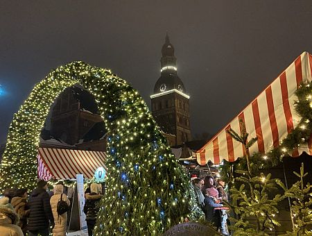 На Домской 1500 евро за место: всё меньше ремесленников стремится на Рождественский базарчик