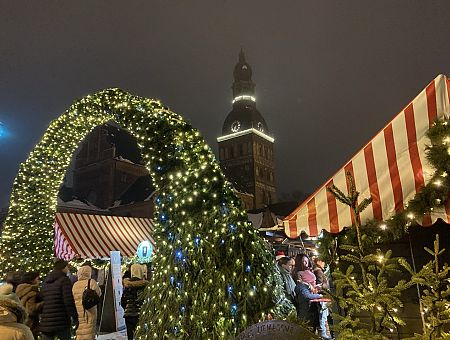 «Это не Рождество, а дискотека с водкой»: люди в шоке на Домской площади (ВИДЕО)