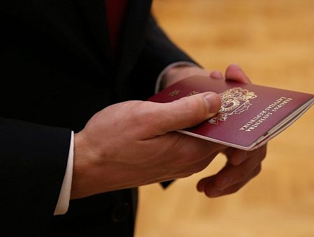 Лишение гражданства и выдворение из страны нелояльных: Сейм обсуждает