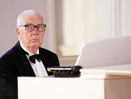 «Пусть продаёт! Нет, надо лезть с налогами!» Паулс возмущен бюрократией