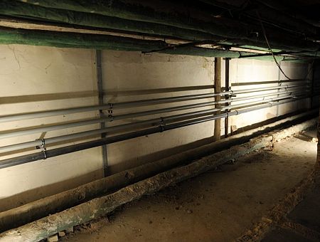 Кровать, обогреватель и еда: в подвале многоквартирного дома в Кегумсе жил подросток