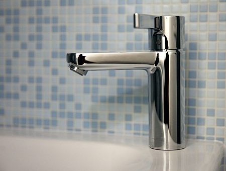 Конституционный суд пересмотрел правила начисления платы за потери воды в домах