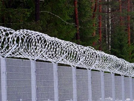 Не успели построить, уже 200 повреждений: забор на восточной границе Латвии