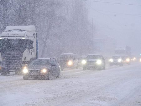 Снег завалил дороги Латвии: в Салдусе ситуация критическая