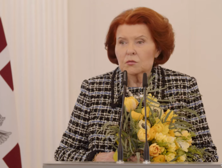 Вайру Вике-Фрейбергу травят за то, что сдала мужа в дом престарелых: СМИ Вайру Вике-Фрейбергу травят за то, что сдала мужа в дом престарелых: СМИ