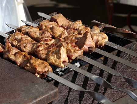 В Амстердаме ввели запрет на рекламу мяса и автомобилей: скоро запретят есть и ездить?