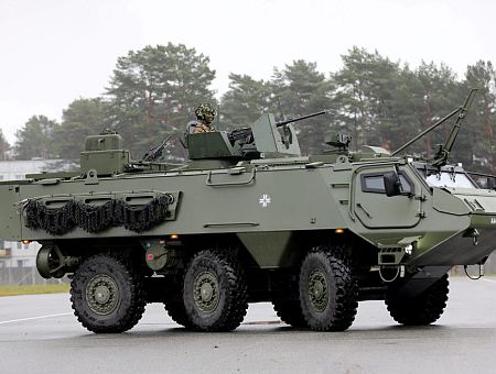 Бронетранспортеры из Латвии отправляются в Украину: Силиня с визитом в Киеве