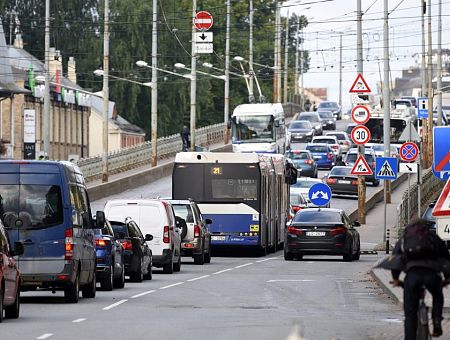 Водители, готовьтесь! Планируется перестройка еще одного моста в Риге