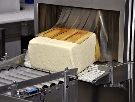 «Сыр со вкусом сыра»: просто клеится наклейка и выдаётся за местный продукт (ВИДЕО)