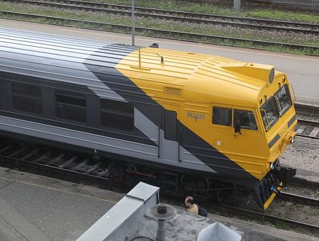 Дежурного машиниста просто нет: люди полночи добирались в Даугавпилс из-за поломки поезда