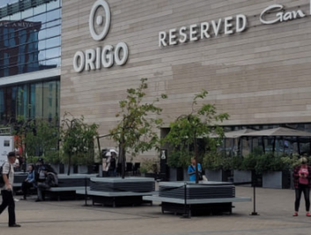 «Мелочь. а приятно»: на надпись «Москва» на Привокзальной площади поставили вазон с цветами (ФОТО)