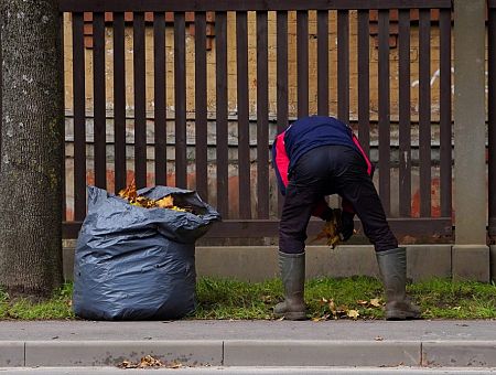 «Уборка в городе доверена полным идиотам!» Что так возмутило рижанку?