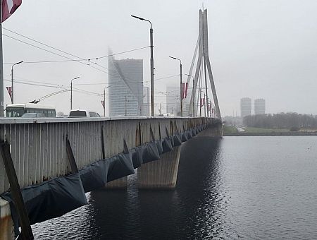 Полицейский с риском для жизни спас юношу, прыгнувшего с Вантового моста Полицейский с риском для жизни спас юношу, прыгнувшего с Вантового моста