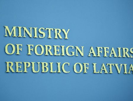 Скандал в соцсети: «МИД Латвии в Узбекистане и Казахстане рекламирует по-русски латвийские визы»