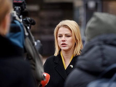 Сэкономим 150 млн. Серьёзно? Нужно 450 млн. только на оборону, а правительство хочет и рыбку съесть, и на ёлку влезть