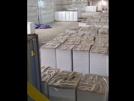 Год условно и миллионы евро штрафа: 23 гражданам Украины назначили наказание за подпольное производство сигарет