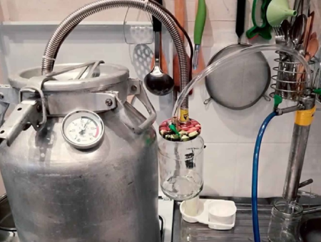 Мой сосед гонит самогон? Рижанка опасается, как бы дом не взорвался