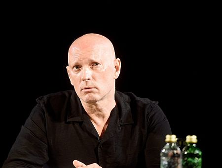 Алвис Херманис в шоке: «Латвия наконец-то оказалась на последнем месте в ЕС» Алвис Херманис в шоке: «Латвия наконец-то оказалась на последнем месте в ЕС»