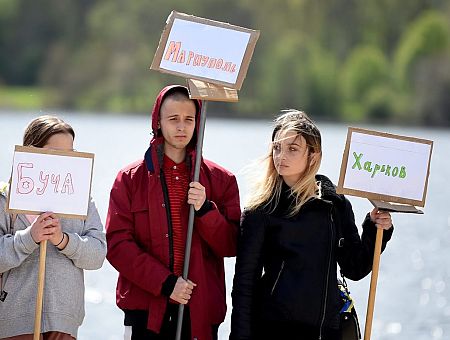 И показала средний палец при ребёнке: латышка возмущена поступком украинки