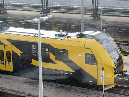 Похоже на самоубийство? Мужчина попал под поезд у станции Засулаукс