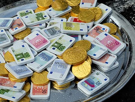 «1400 евро на руки — у последних бедняков?» В соцсети обсуждают зарплаты