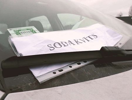 Очень дорогая фотография: в Огре полиция оштрафовала перевозимую на трейлере машину Очень дорогая фотография: в Огре полиция оштрафовала перевозимую на трейлере машину