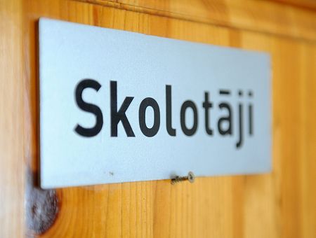 Жуткая история агрессивной семьи. Отец душил учительницу, дитятко угрожало воткнуть карандаш