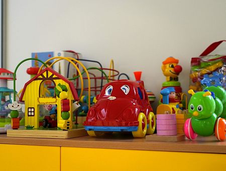 Ребенка вчера рвало, сегодня мать снова ведет его в сад: нечестное поведение некоторых родителей вызывает злость