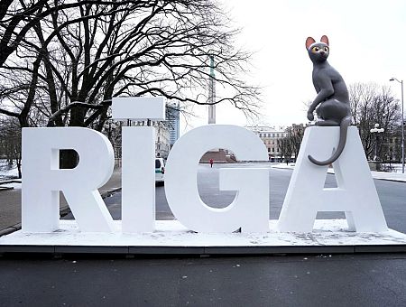 Рига рубит уличную рекламу: флаги — под запрет, витрины — по образцу