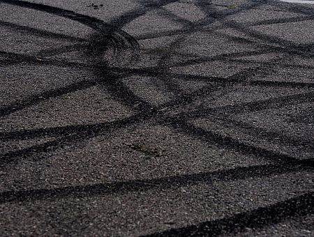 Не делайте так! Водитель BMW в центре Риги решил подрифтить и угодил в припаркованный автомобиль. ВИДЕО